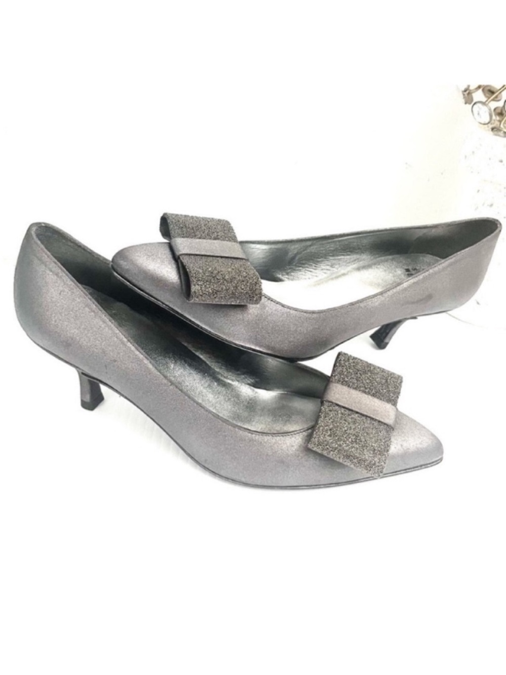 Stuart Weitzman Metallic Silver Pointed-Toe Kitten Heels with Bow Size 7